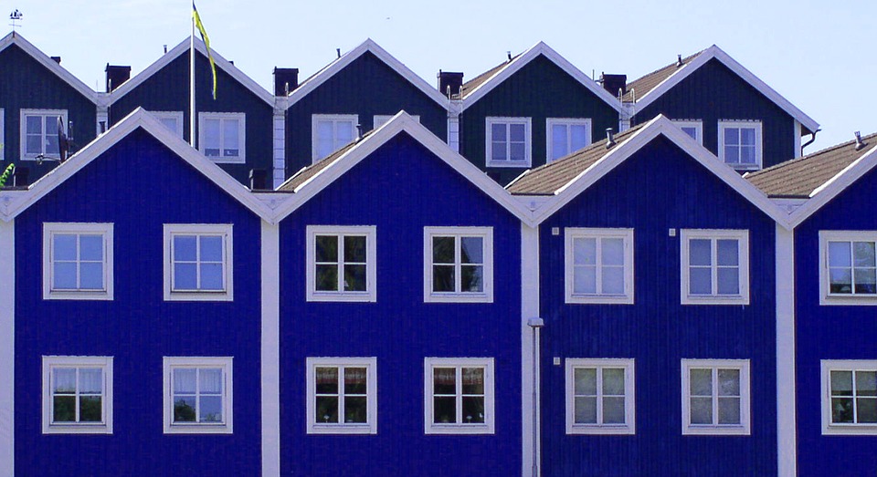 Row of wealthy houses segregating their park